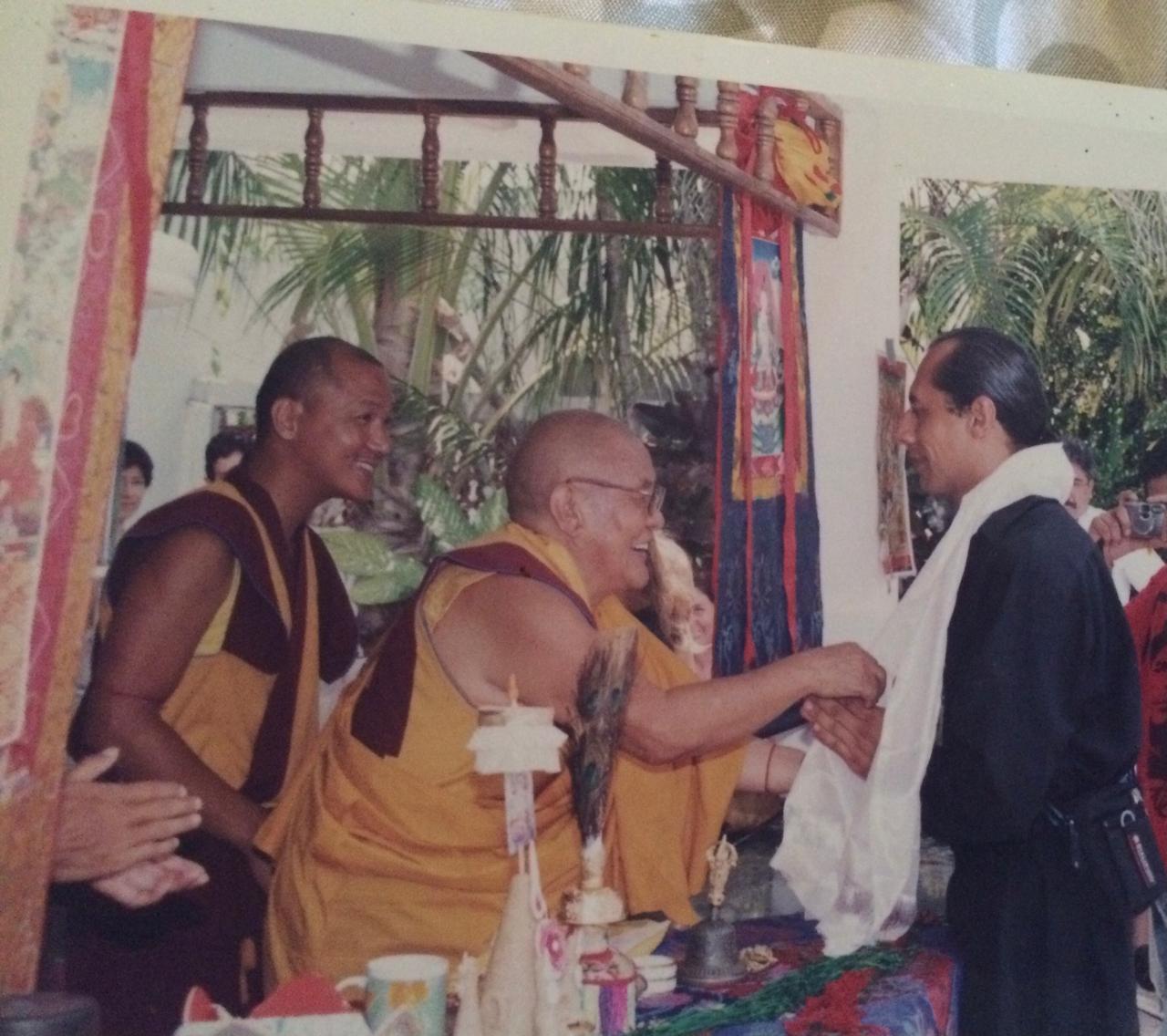 Javier Licona con lamas tibetanos